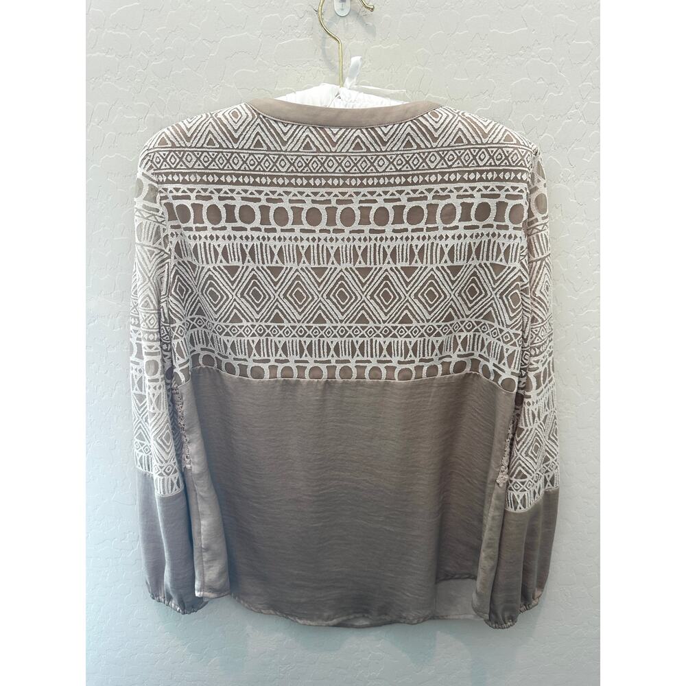 CHICO’S Taupe Neutral Textured Lace Overlay Long Sleeve Top | Size 0 Small - Picture 5 of 8